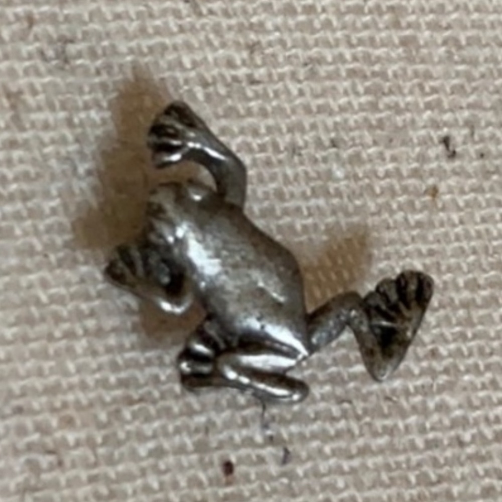 Vintage Climbing Treefrog Tree Frog Toad Pin Brooch Silver Tone Pewter Jewelry